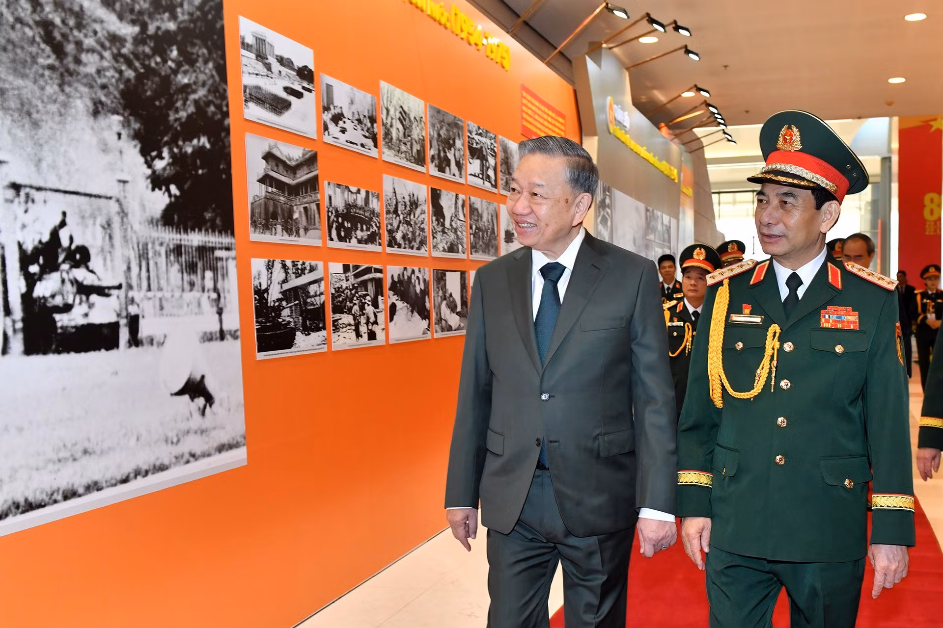 Tổng Bí thư Tô Lâm tham quan triển lãm 80 năm Quân đội nhân dân Việt Nam.