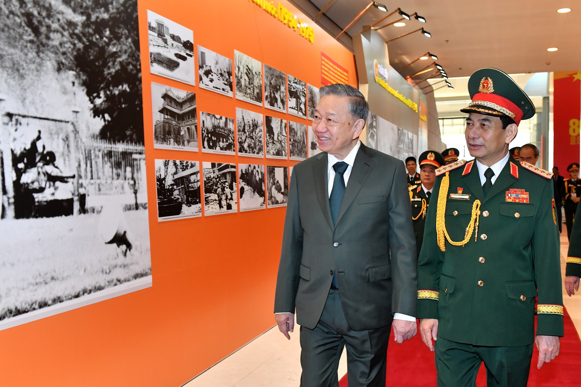 Tổng Bí thư Tô Lâm tham quan triển lãm 80 năm Quân đội nhân dân Việt Nam.