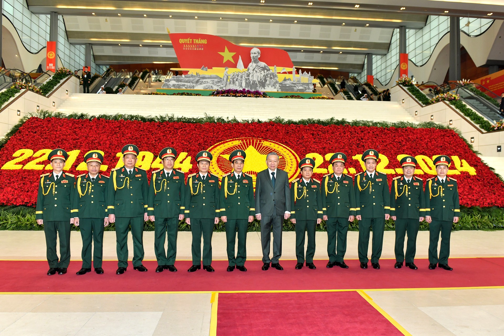 Tổng Bí thư Tô Lâm chụp ảnh lưu niệm với các đồng chí lãnh đạo Quân ủy Trung ương, Bộ Quốc phòng.