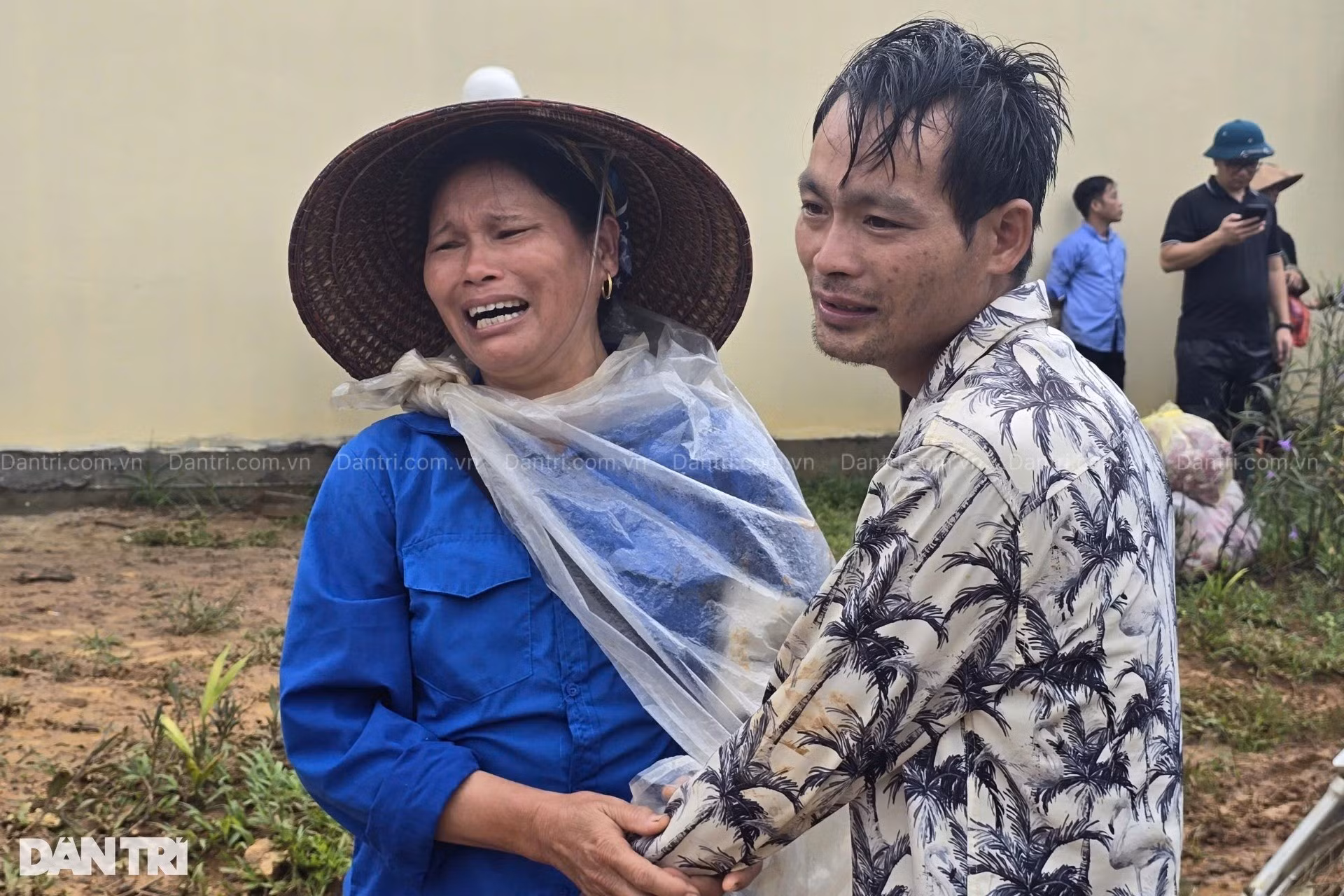 Anh Hoàng Văn Thới cố kìm nén nhưng liên tục bật khóc khi lần lượt đón nhận thi thể của vợ, 3 con và mẹ (Ảnh: Hoài Thu).