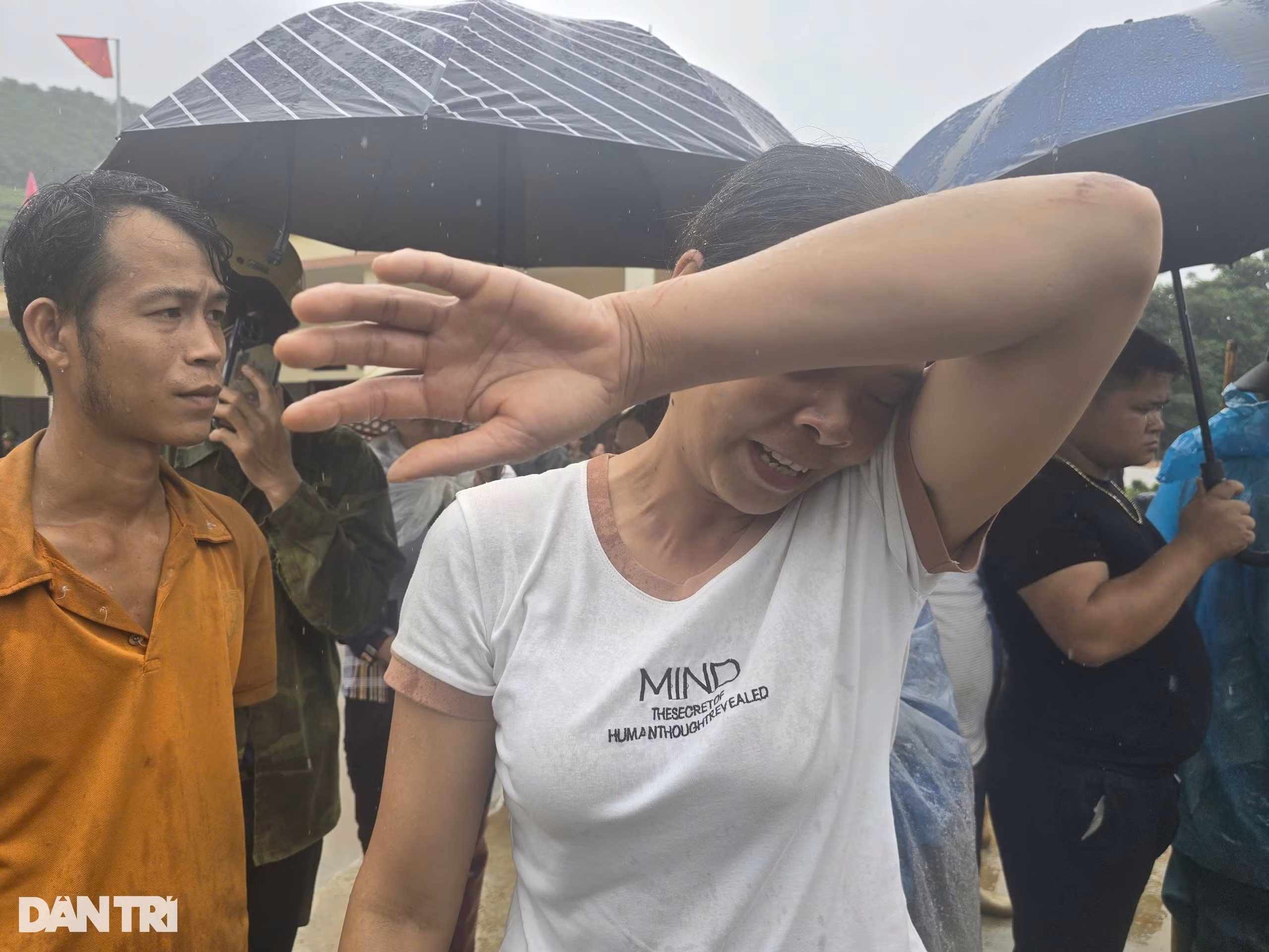 Chị Hoàng Thị Cảnh với đầy vết thương trên người vừa khóc, vừa ngóng tin tức về người chồng đang mất tích (Ảnh: Hoài Thu).