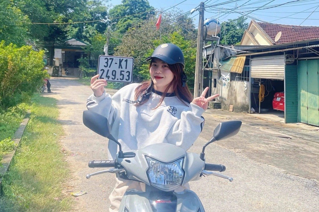 Nữ chủ nhân cùng biển số xe được cộng đồng mạng nói vui "gánh cho cả huyện" (Ảnh: N. Bình). Nữ chủ nhân cùng biển số xe được cộng đồng mạng nói vui "gánh cho cả huyện" (Ảnh: N. Bình).