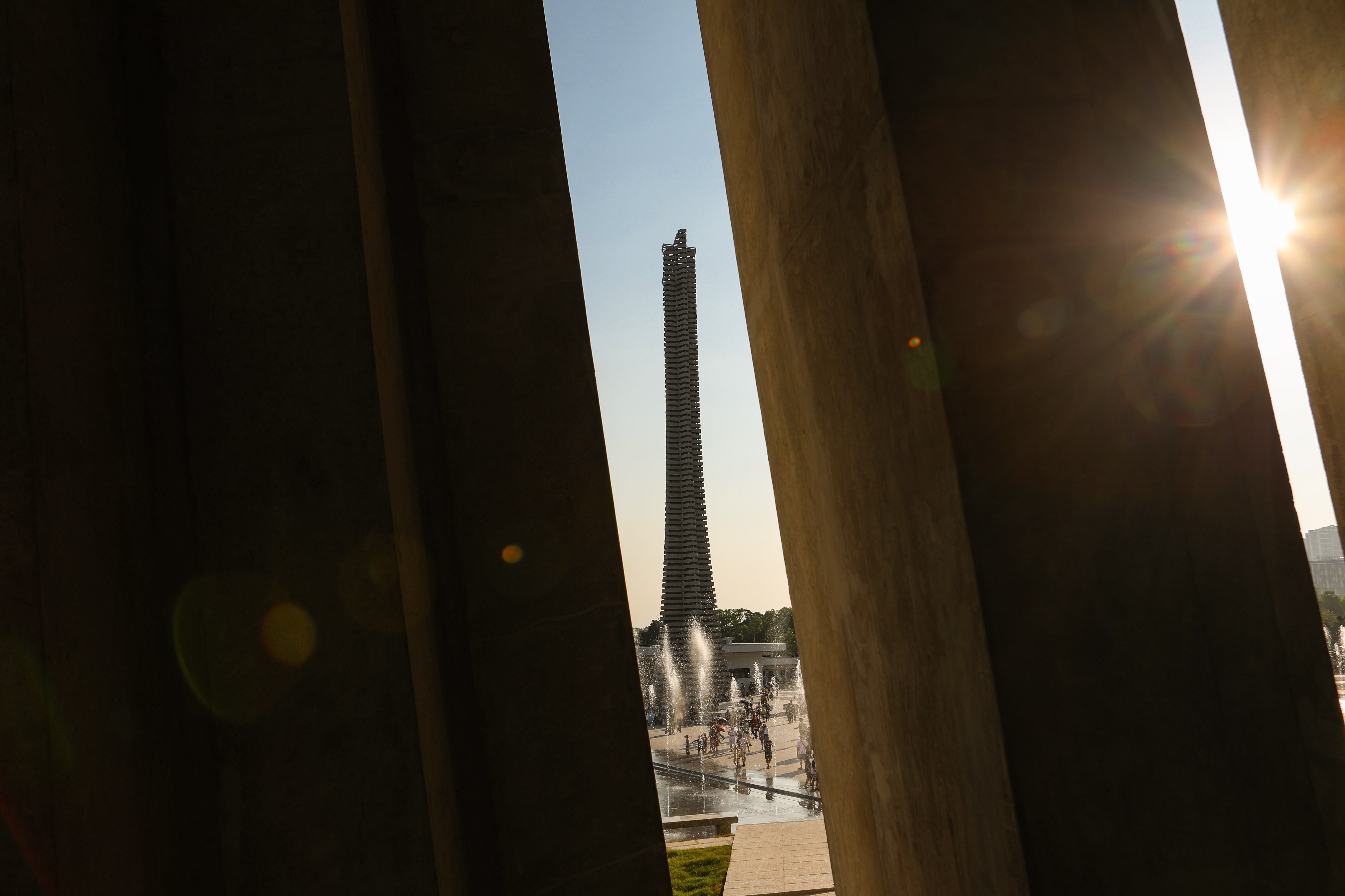 Những đường nét kiến trúc của sảnh chính tòa nhà và tháp Chiến Thắng có sự liên kết và hài hòa với nhau, tạo nên hiệu ứng thị giác đẹp mắt.