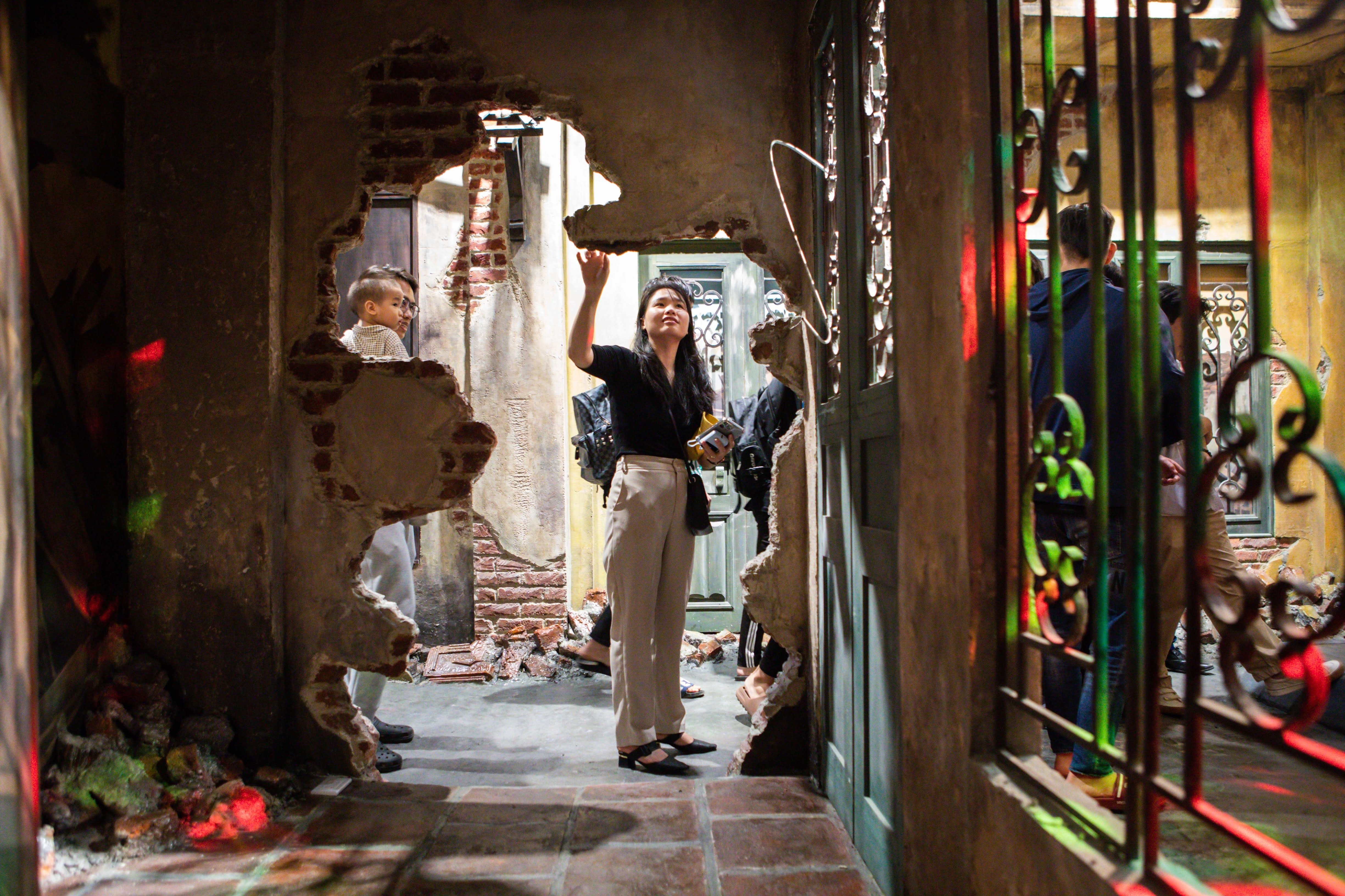 Mô hình hoạt cảnh sinh động với tỷ lệ 1:1, tái hiện lại không gian phố phường Hà Nội trong cuộc chiến đấu 60 ngày đêm bảo vệ Thủ đô sau Lời kêu gọi Toàn quốc kháng chiến của Chủ tịch Hồ Chí Minh.