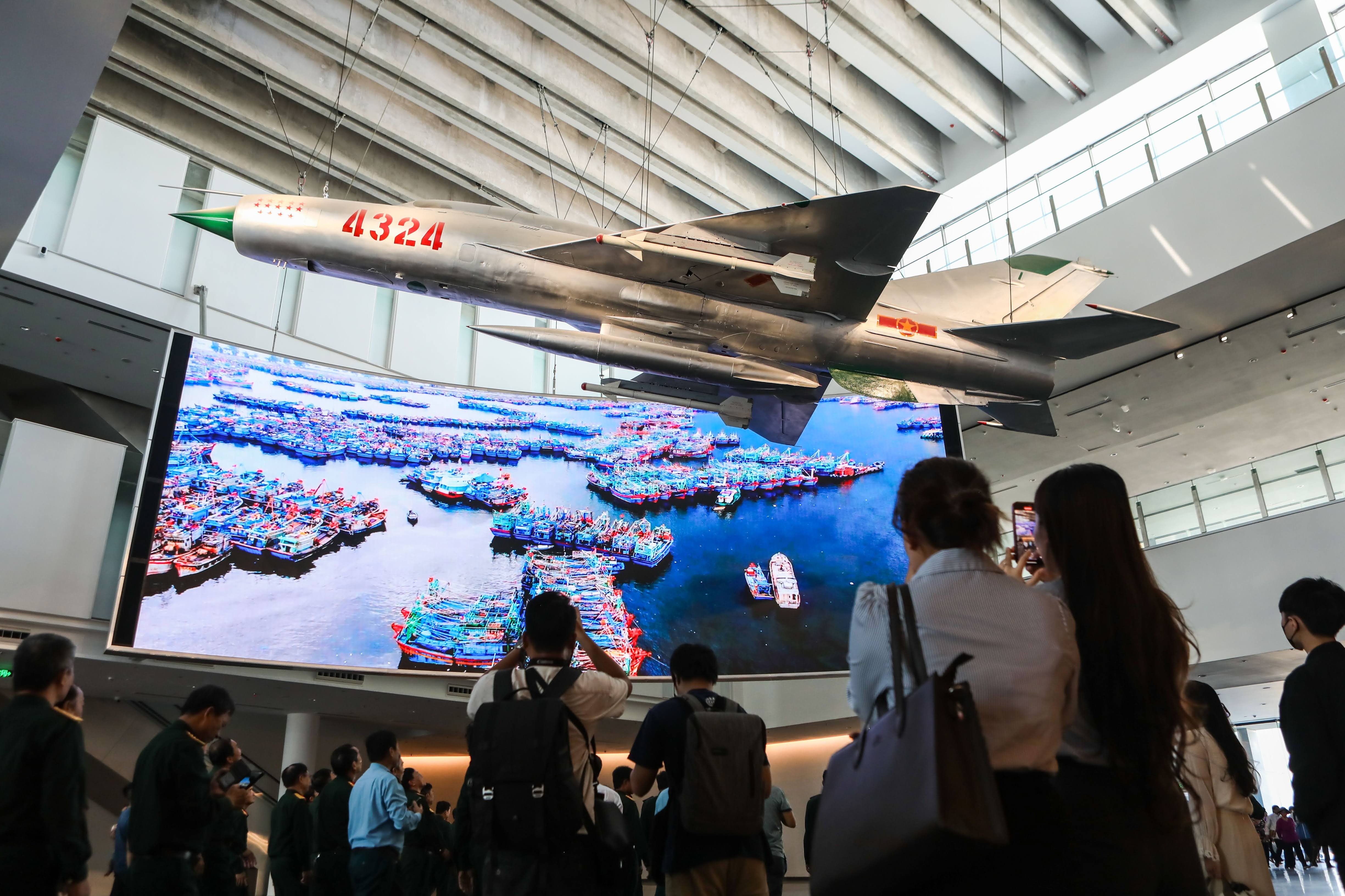 Được treo trang trọng ở sảnh chính của bảo tàng, chiếc máy bay MiG-21 mang số hiệu 4324 là bảo vật quốc gia. Máy bay treo cao, tạo cảm giác như đang xuất kích bảo vệ bầu trời Tổ quốc gây ấn tượng với du khách.