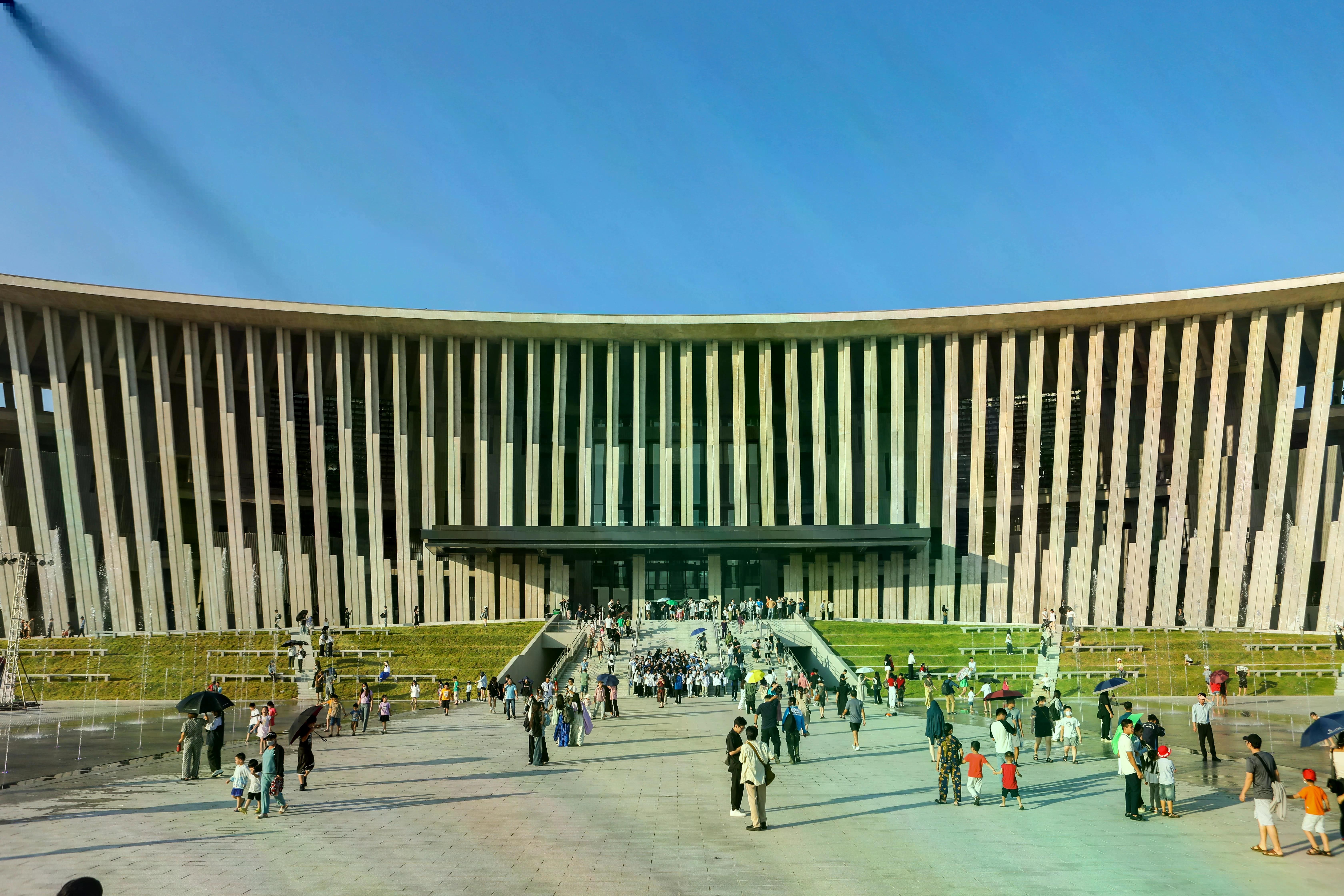 Dự án được xây dựng trên khu đất có diện tích 74,3 ha, trong đó diện tích sử dụng khoảng 38,66 ha, được thiết kế theo phong cách hiện đại với 4 tầng nổi và một tầng bán âm. Tổng diện tích sàn tòa nhà chính rộng hơn 64.000 m2 với chiều cao 35,8 m.