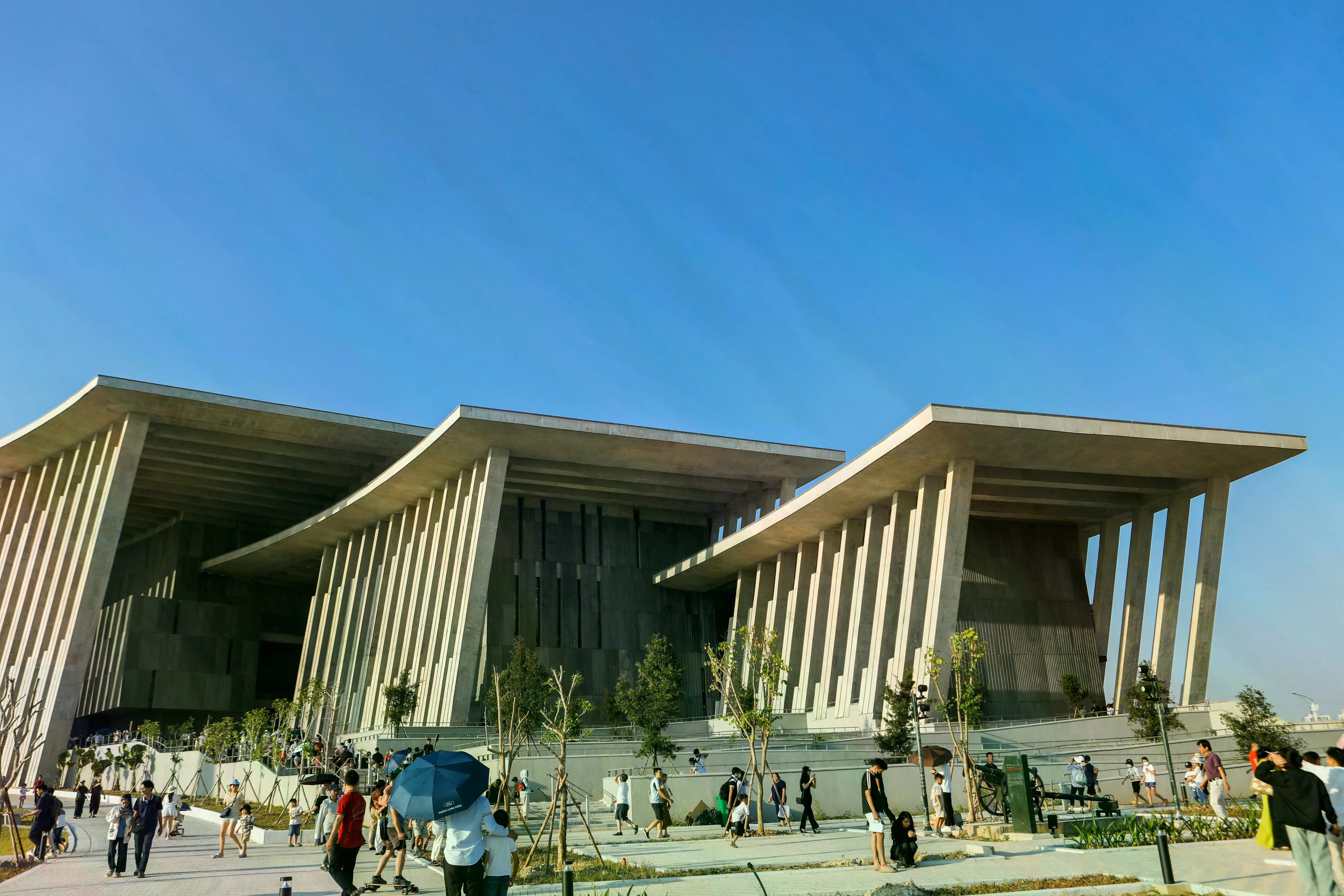 Bảo tàng Lịch sử Quân sự Việt Nam mang thiết kế đơn giản, nhưng hiện đại, thể hiện được dòng chảy lịch sử một cách trực quan, hài hòa với chiếu sáng kiến trúc công trình và ánh sáng tự nhiên; sử dụng hệ thống thiết bị đa phương tiện kết hợp với hệ thống âm thanh định hướng để khách tham quan có thể tương tác, đem lại trải nghiệm mới mẻ.