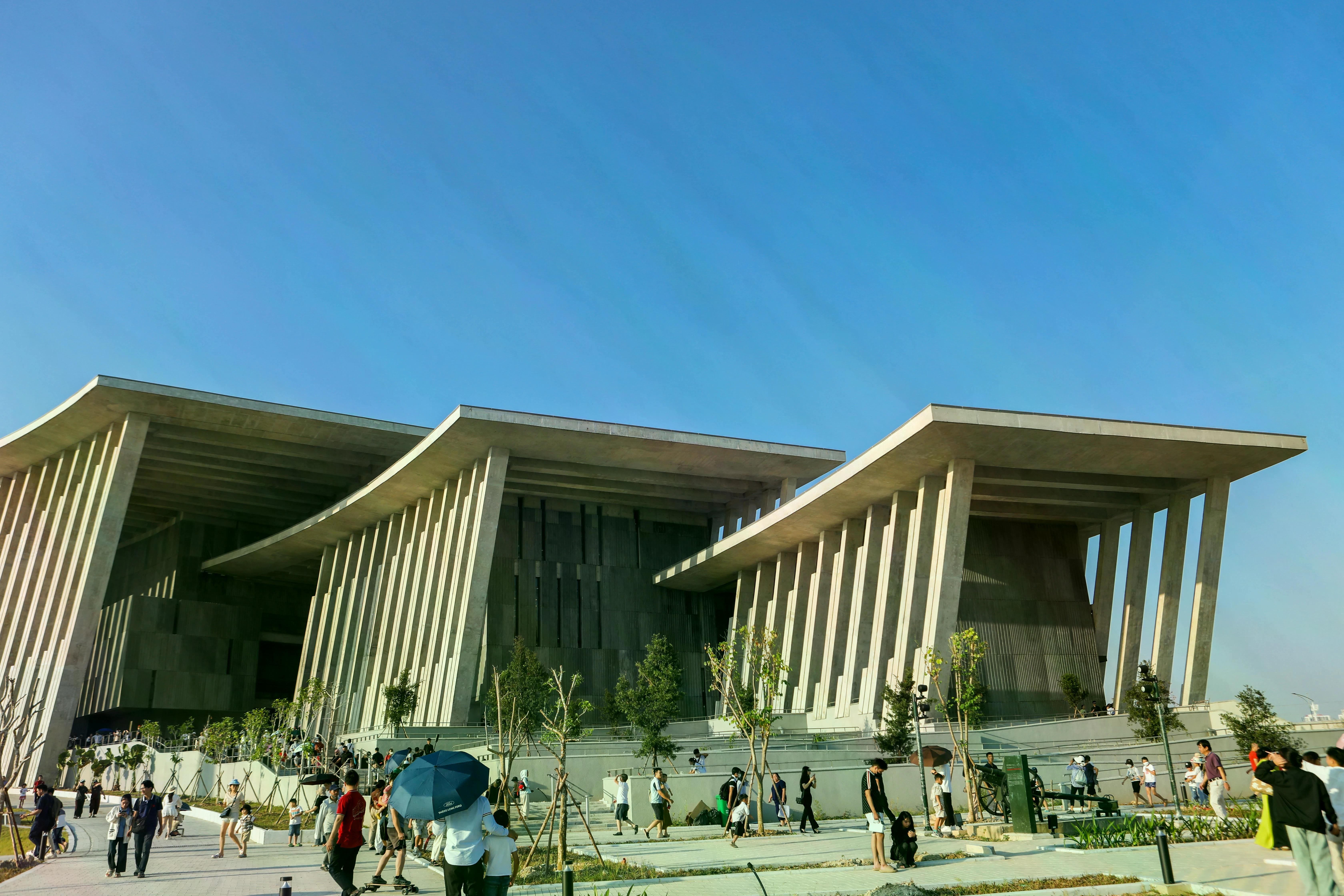 Bảo tàng Lịch sử Quân sự Việt Nam mang thiết kế đơn giản, nhưng hiện đại, thể hiện được dòng chảy lịch sử một cách trực quan, hài hòa với chiếu sáng kiến trúc công trình và ánh sáng tự nhiên; sử dụng hệ thống thiết bị đa phương tiện kết hợp với hệ thống âm thanh định hướng để khách tham quan có thể tương tác, đem lại trải nghiệm mới mẻ.