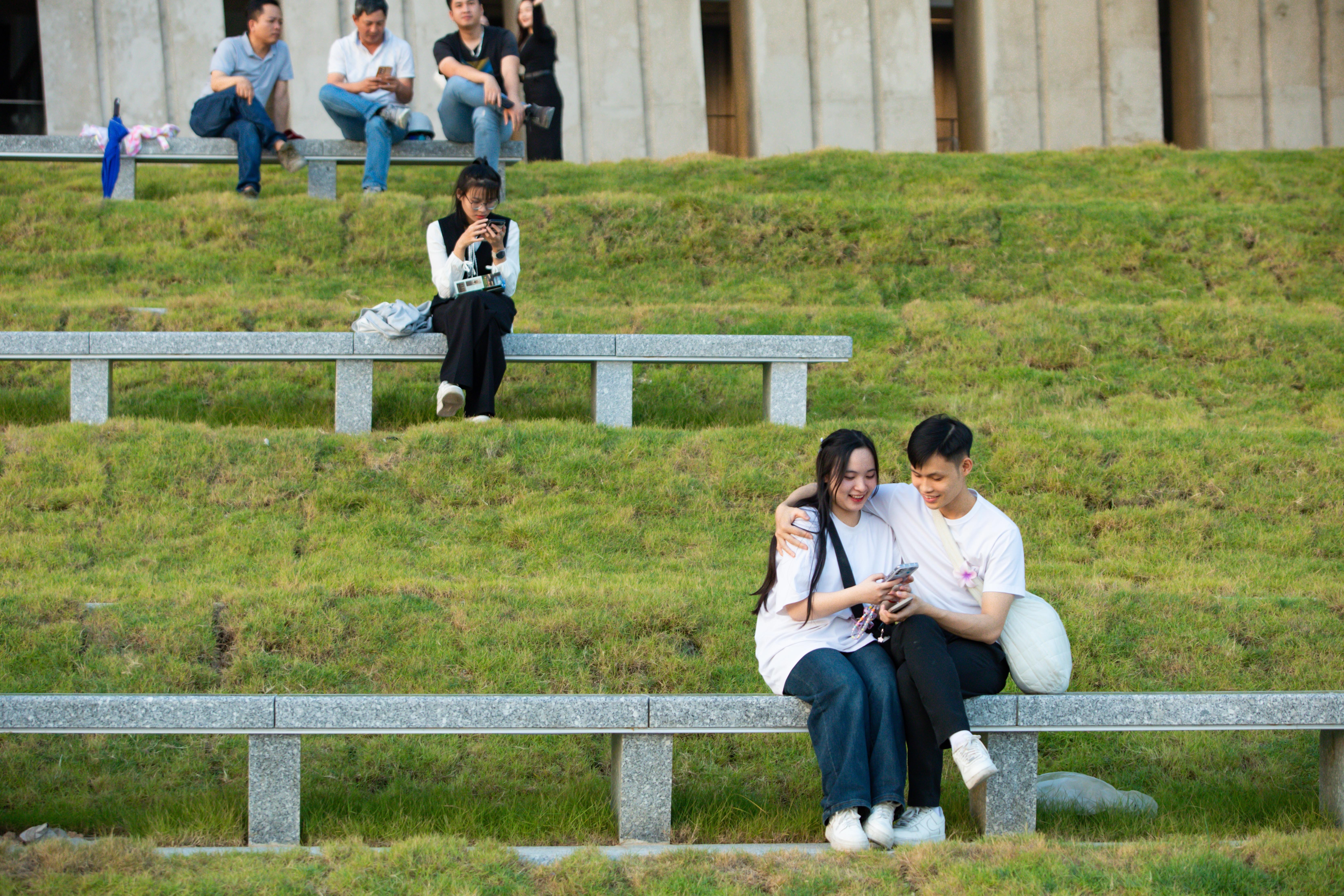 &quot;Đây là dịp tham quan đặc biệt khi chúng mình được tận mắt chứng kiến những hiện vật lịch sử mà trước đây chúng mình chỉ có thể nhìn trong phim ảnh. Ngoài ra, chúng mình cũng ấn tượng với những nét kiến trúc hiện đại và thanh lịch của bảo tàng, cảm giác rất khác so với các bảo tàng truyền thống trên địa bàn Hà Nội, cứ ngỡ như bước vào trường đại học nào đó ở châu Âu vậy. Dù đã có vài góc ảnh ưng ý, chúng mình vẫn chưa thể check-in hết không gian bảo tàng do khách tham quan tới đông quá&quot;, Dương Thị Khánh Linh và Nguyễn Đức Tâm (21 tuổi, sinh viên Đại học Bách khoa Hà Nội) nhận định.