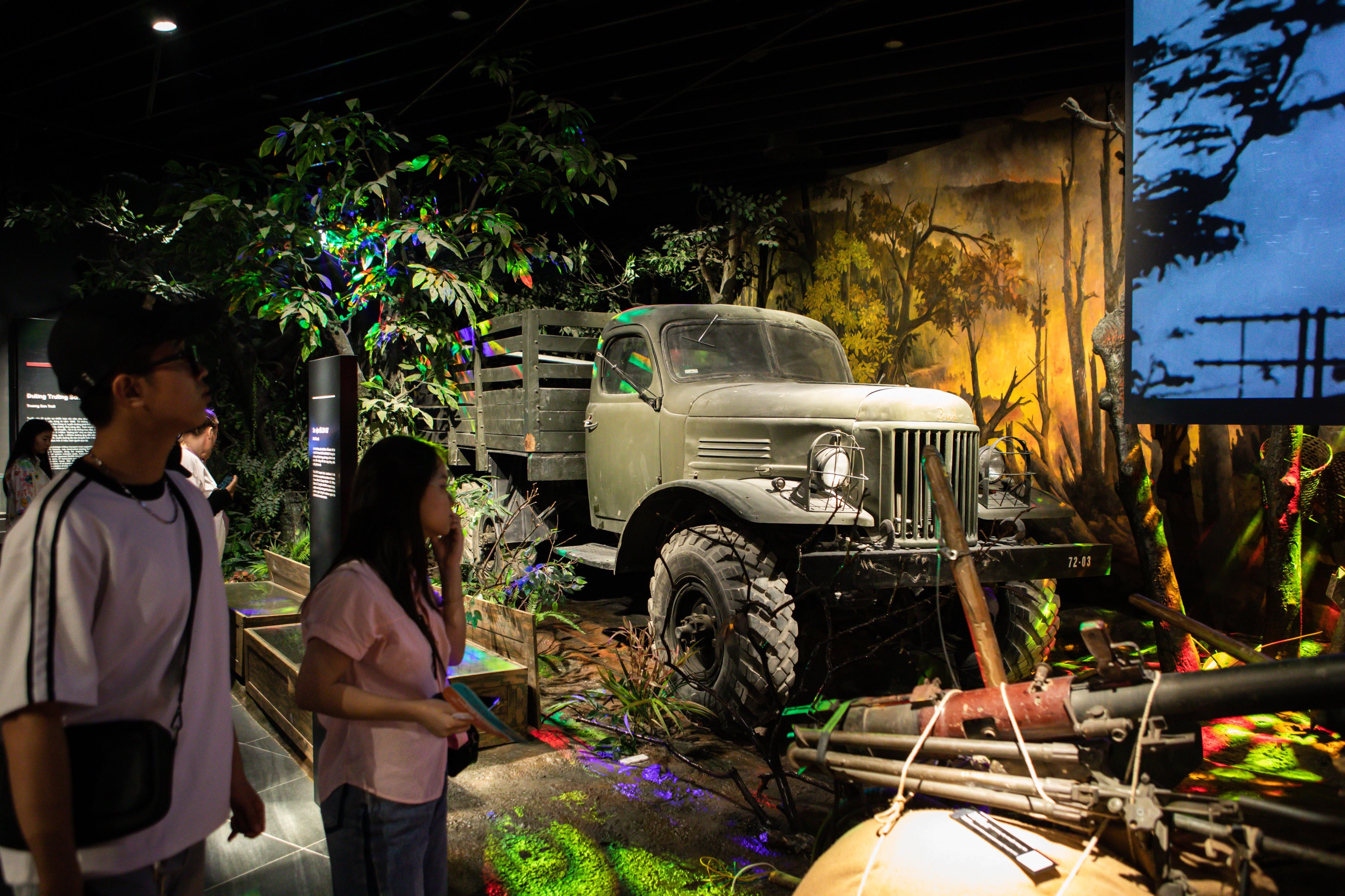 Phía bên trong bảo tàng là không gian trưng bày được chia thành 6 chủ đề: Buổi đầu dựng nước và giữ nước; Bảo vệ Độc lập dân tộc từ năm 939 đến năm 1858; Chống thực dân Pháp, giành độc lập dân tộc từ năm 1858-1945; Cuộc kháng chiến chống Pháp từ năm 1945-1954; Cuộc kháng chiến chống Mỹ 1954-1975; Xây dựng và bảo vệ đất nước sau 1975 đến nay.