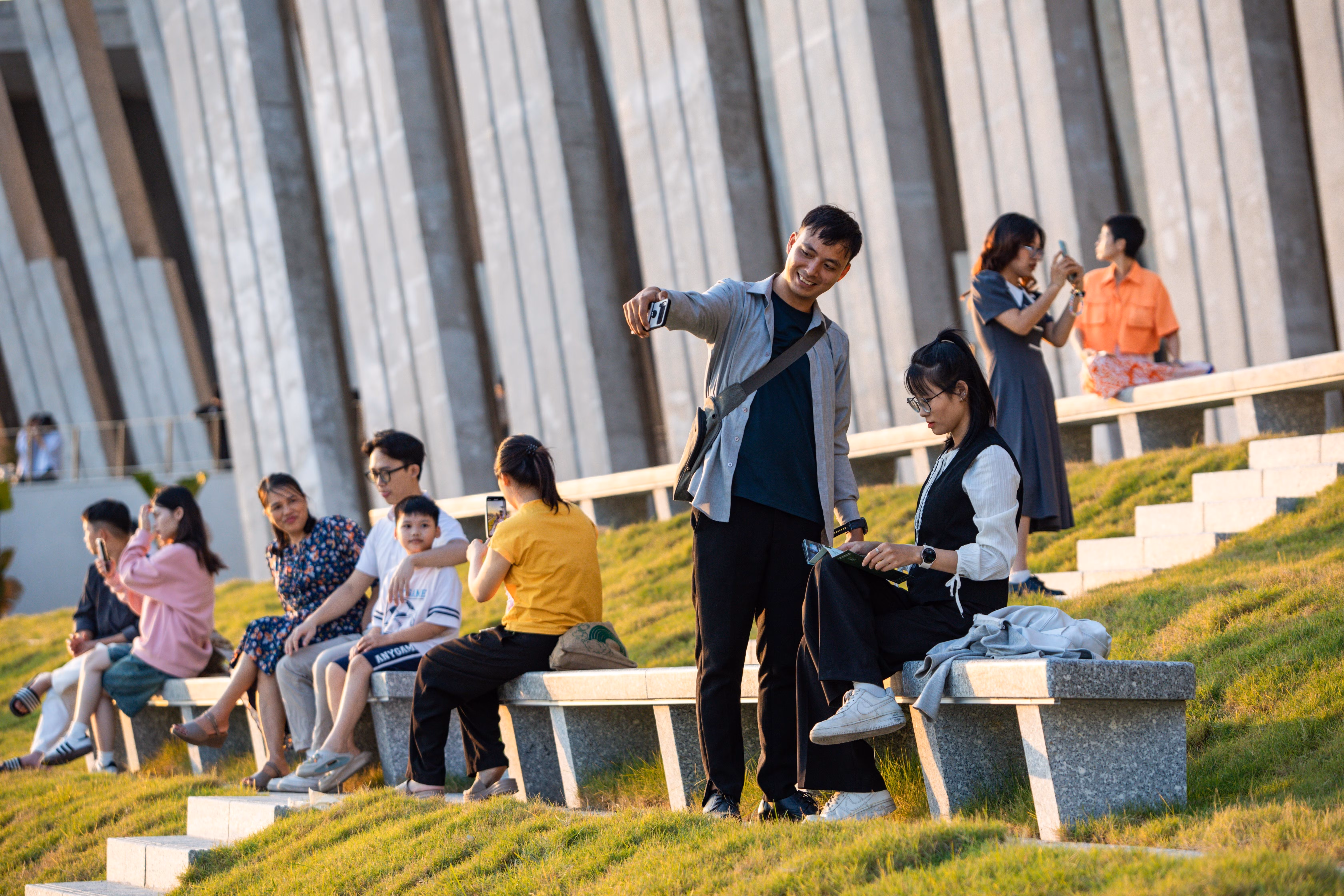 Ngay trước sảnh chính của tòa nhà là khu vực ghế ngồi nghỉ ngơi dành cho khách tham quan cùng không gian xanh của cây cỏ. Đây cũng là vị trí check-in yêu thích của nhiều người.