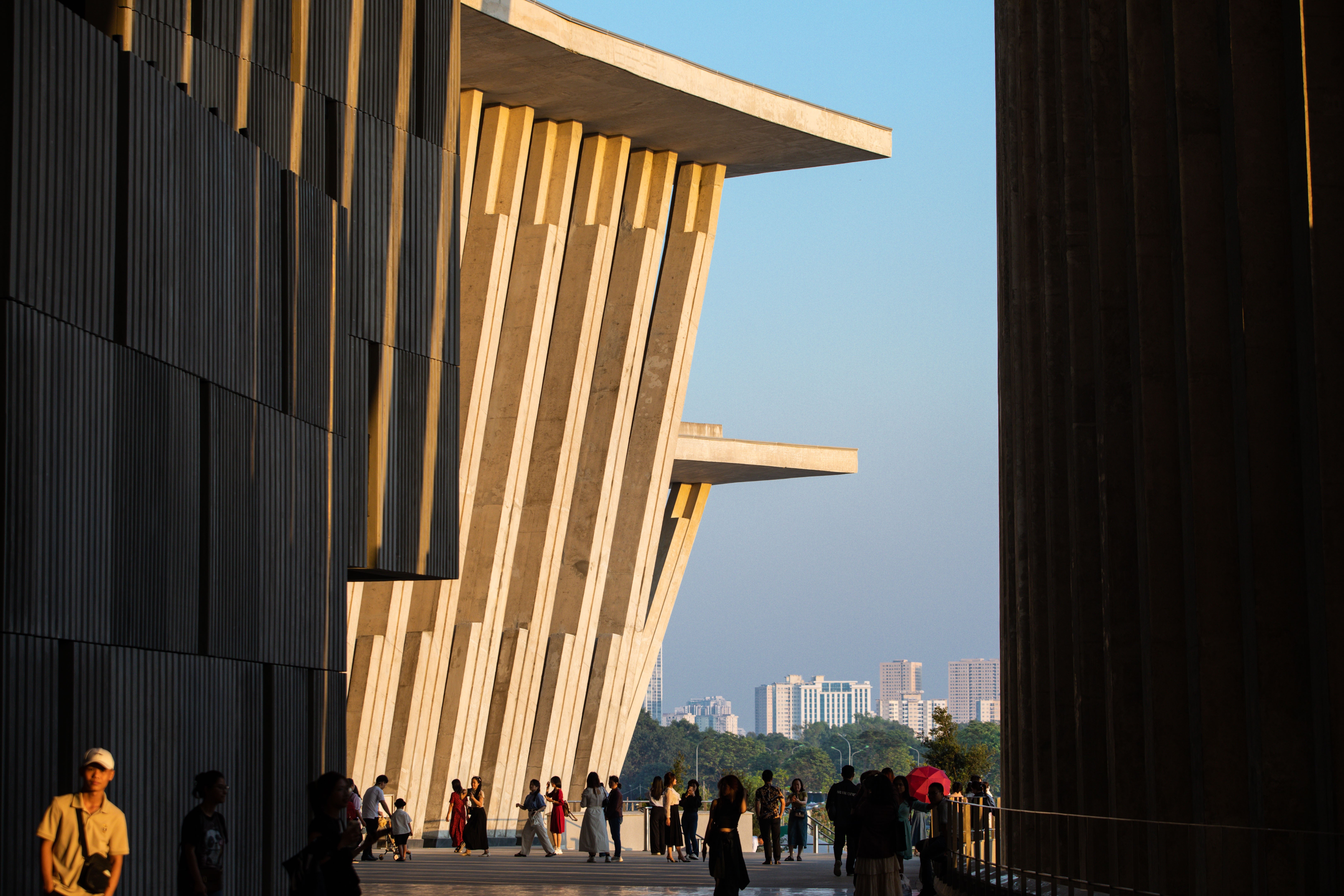 Ánh nắng ấm áp buổi xế chiều càng tô điểm cho những nét kiến trúc hiện đại, tối giản của Bảo tàng Lịch sử Quân sự Việt Nam.