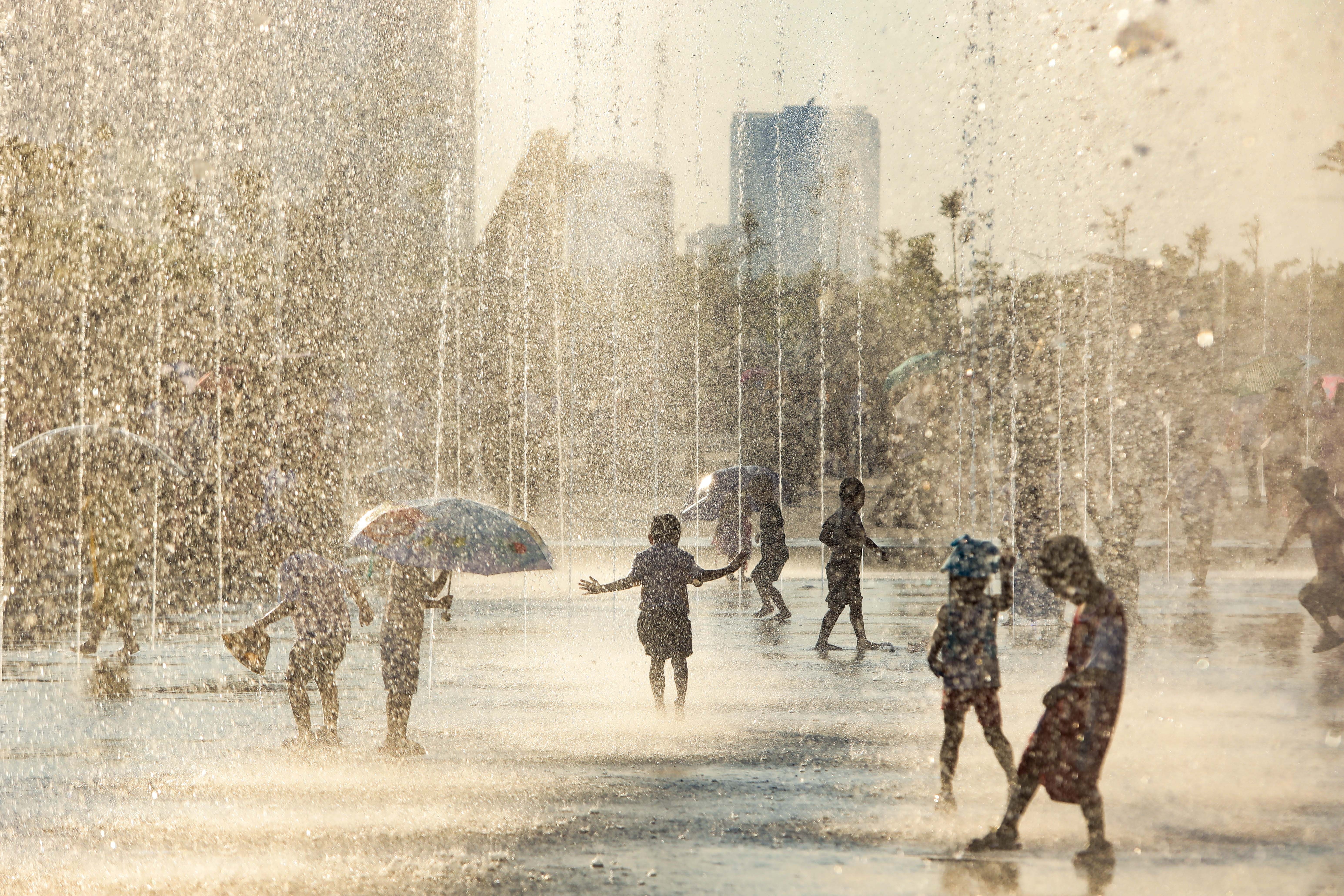 Khu vực đài phun nước không chỉ tạo nên khung cảnh lung linh huyền ảo cho bảo tàng, mà còn thu hút đông đảo các bạn nhỏ chạy nhảy, vui đùa với các vòi phun nước.