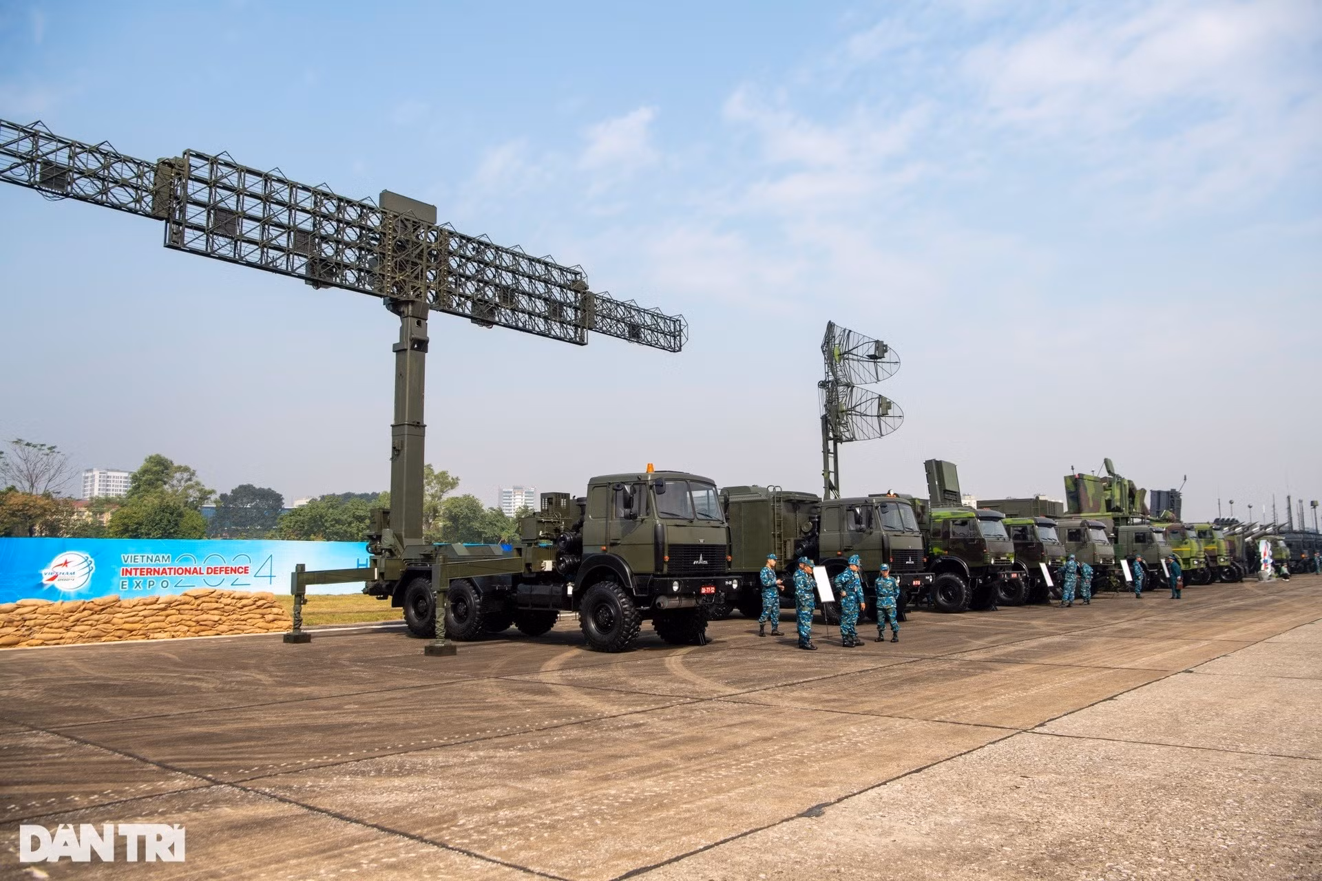 Loạt radar hiện đại được trưng bày, trong đó có loại phát hiện được máy bay tàng hình (Ảnh: Mạnh Quân).