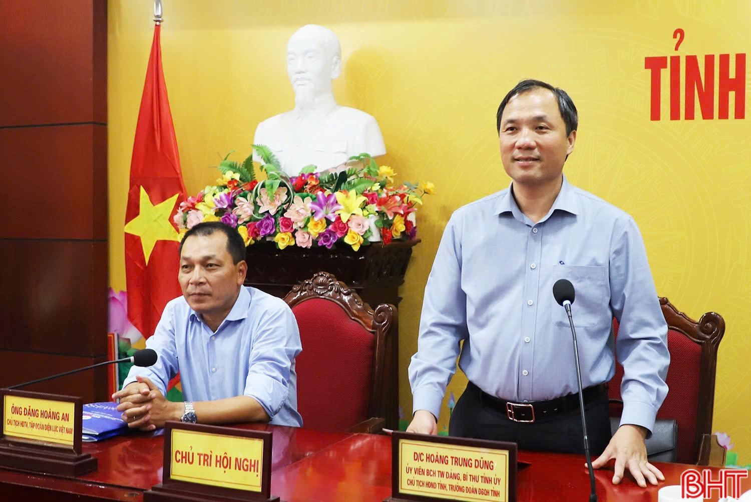 Bí thư Tỉnh ủy Hoàng Trung Dũng phát biểu tại cuộc họp.