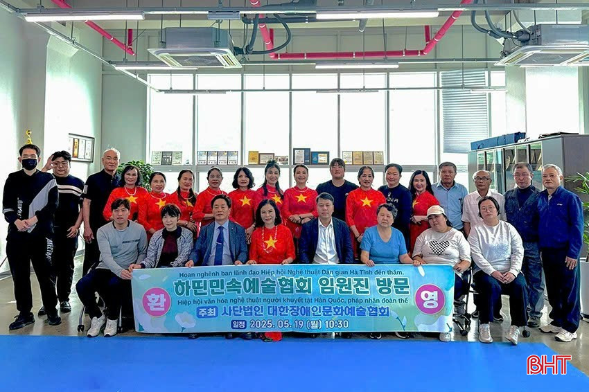 Công ty Lữ hành Hà Tĩnh Travel mở rộng hợp tác quốc tế, ký kết với các đối tác du lịch tại Hàn Quốc, Lào, Thái Lan, góp phần đưa những làn điệu ví, giặm lan tỏa, bay xa. bqbht_br_z6700071682772-41a22108ef251c285de8384e0d025680.jpg