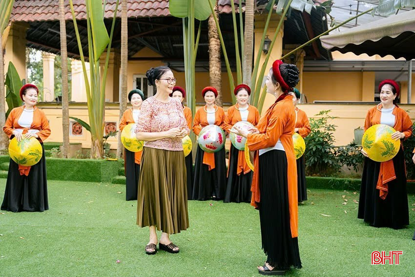 Ví, giặm là hồn cốt quê hương, tài sản vô giá cha ông để lại. bqbht_br_z6700070000561-6f075283afe8296dd29bbf67d404a997.jpg