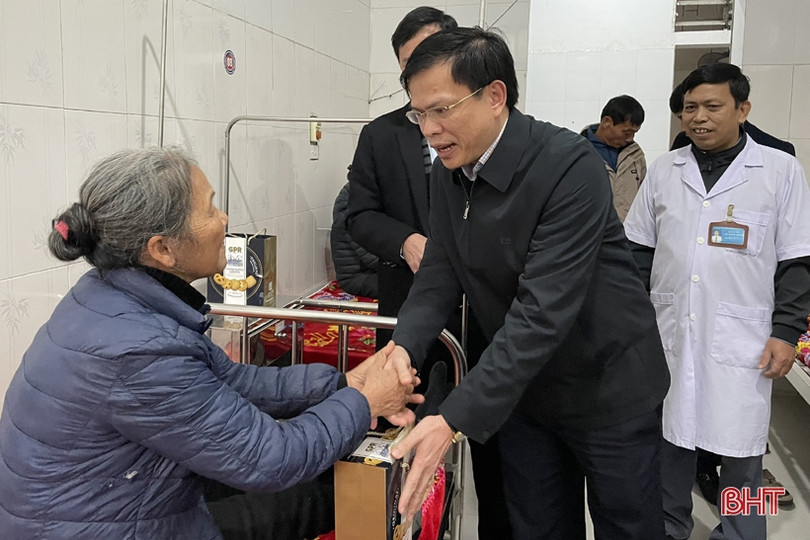 Trao gần 100 suất quà cho bệnh nhân điều trị tại các bệnh viện