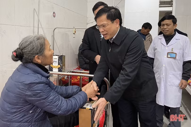 Trao gần 100 suất quà cho bệnh nhân điều trị tại các bệnh viện