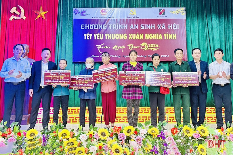 Trao 250 triệu đồng tại “Tết yêu thương - Xuân nghĩa tình” ở Cẩm Xuyên 