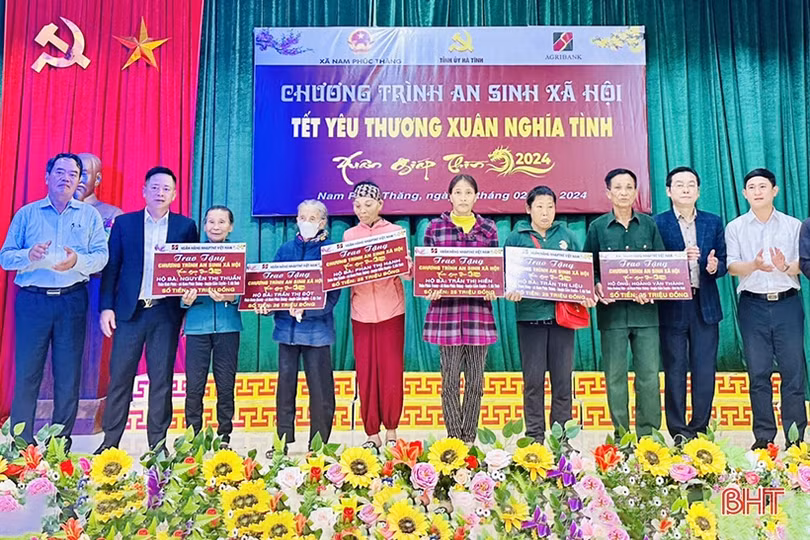 Trao 250 triệu đồng tại “Tết yêu thương - Xuân nghĩa tình” ở Cẩm Xuyên 