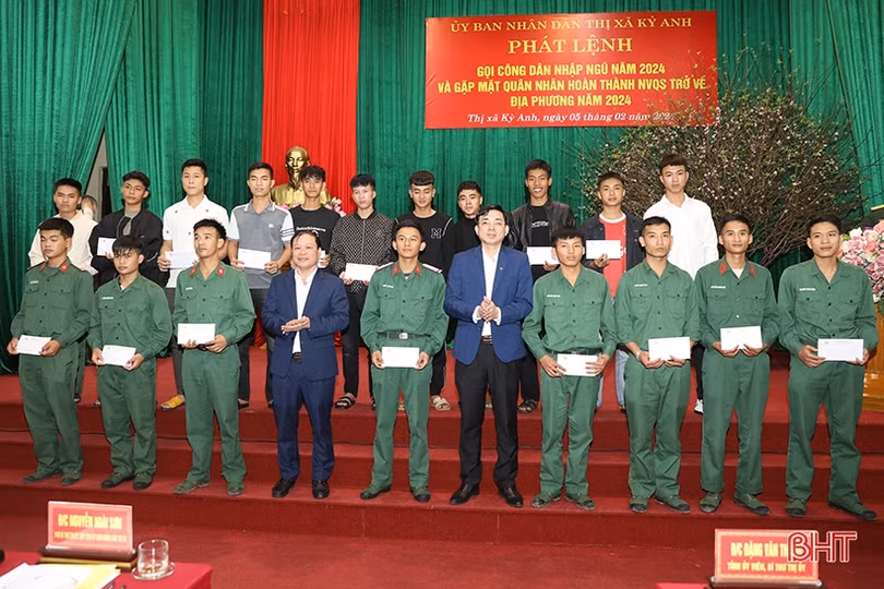 TX Kỳ Anh tổ chức gặp mặt quân nhân xuất ngũ và thanh niên nhập ngũ