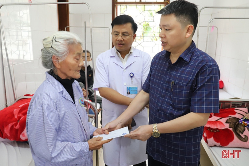 Trao gần 100 suất quà cho bệnh nhân điều trị tại các bệnh viện