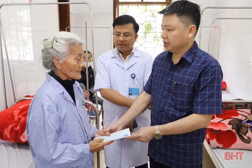 Trao gần 100 suất quà cho bệnh nhân điều trị tại các bệnh viện