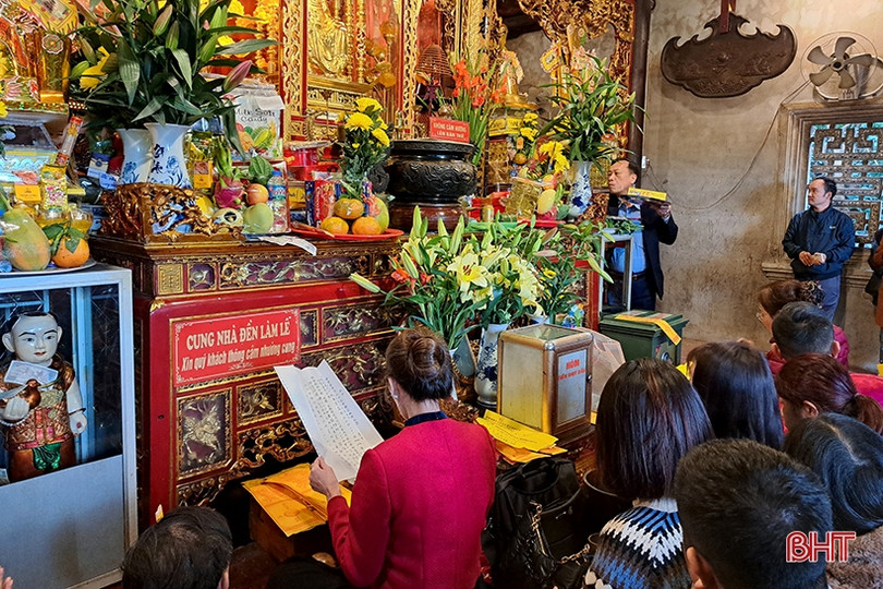 Đền Chợ Củi đón hàng nghìn du khách dâng lễ đầu xuân