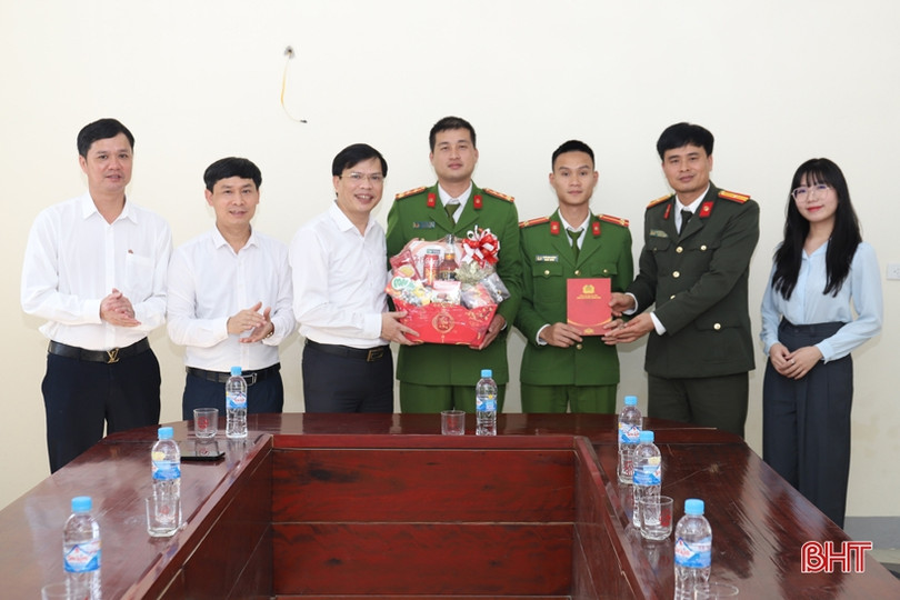 Tặng quà các đơn vị làm nhiệm vụ khu vực biên giới Hương Sơn