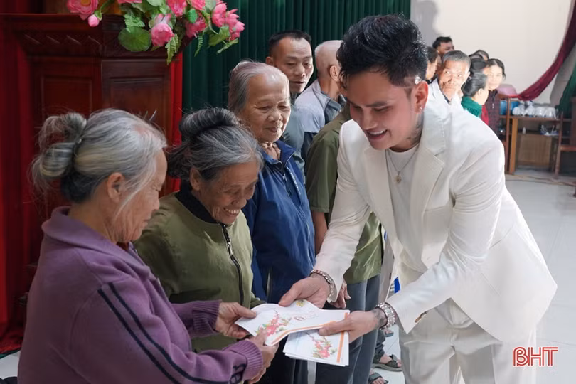 Ca sỹ Lâm Chấn Huy trao 100 triệu đồng an sinh xã hội tại quê nhà Nghi Xuân