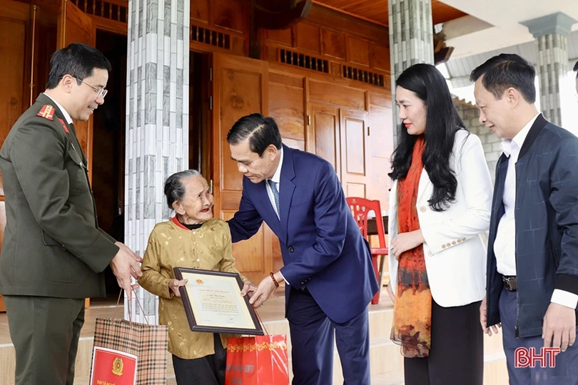 Trao hơn 245.000 suất quà tết cho người có công, hộ nghèo và đối tượng bảo trợ xã hội