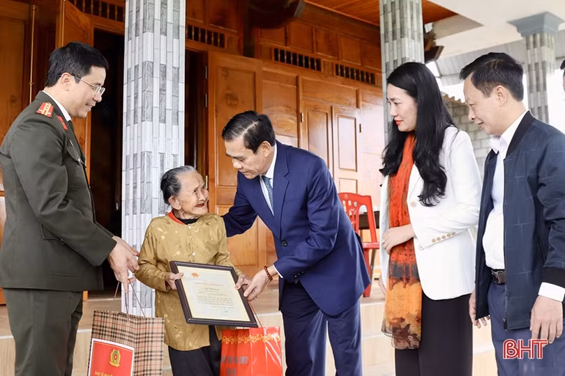 Trao hơn 245.000 suất quà tết cho người có công, hộ nghèo và đối tượng bảo trợ xã hội