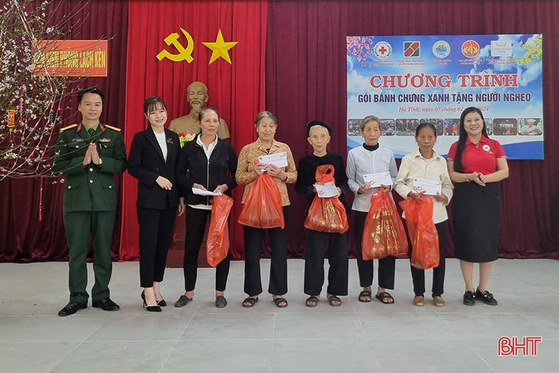 Bộ đội biên phòng gói bánh chưng xanh tặng người nghèo Nghi Xuân