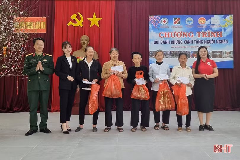 Bộ đội biên phòng gói bánh chưng xanh tặng người nghèo Nghi Xuân