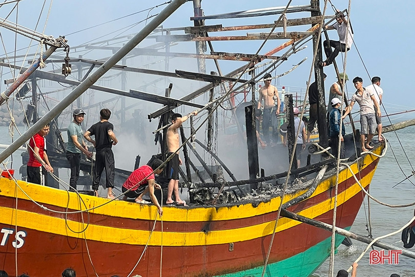 Tàu cá bốc cháy ngùn ngụt trên vùng biển Hà Tĩnh