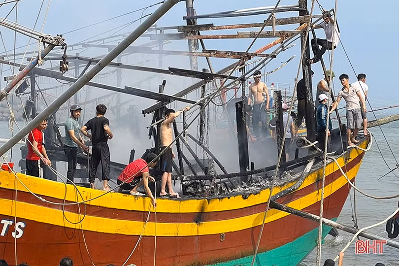 Tàu cá bốc cháy ngùn ngụt trên vùng biển Hà Tĩnh
