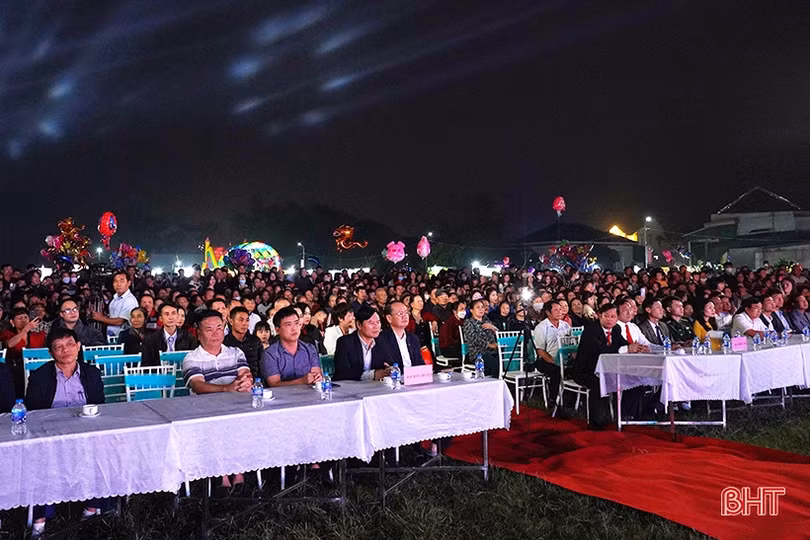 Nhiều ca sỹ nổi tiếng “Hát trên quê hương” Nghi Xuân