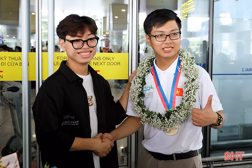 Tình bạn đẹp của hai chàng trai “vàng” hóa học Hà Tĩnh