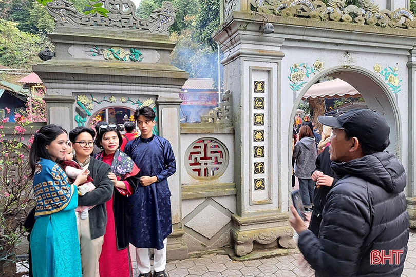 Đền Chợ Củi đón hàng nghìn du khách dâng lễ đầu xuân