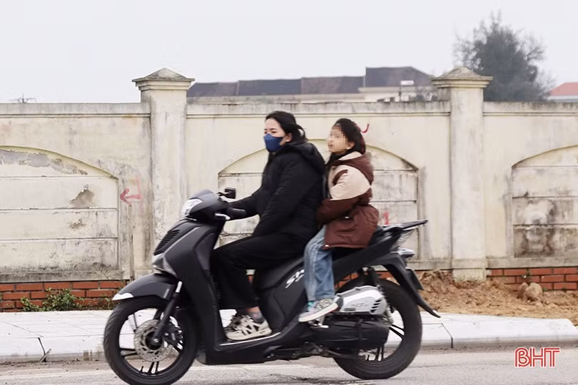Vô tư “kẹp ba”, đầu trần điều khiển xe máy du xuân