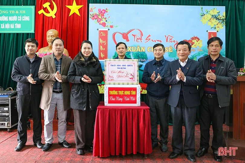 Trao hơn 245.000 suất quà tết cho người có công, hộ nghèo và đối tượng bảo trợ xã hội