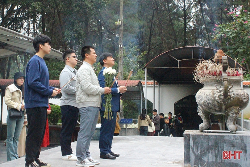 Du khách dâng hương tại Ngã ba Đồng Lộc ngày đầu năm mới