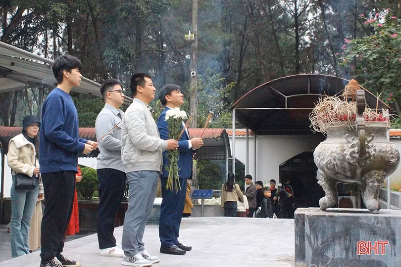 Du khách dâng hương tại Ngã ba Đồng Lộc ngày đầu năm mới