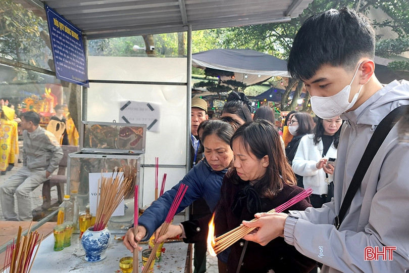 Đền Chợ Củi đón hàng nghìn du khách dâng lễ đầu xuân