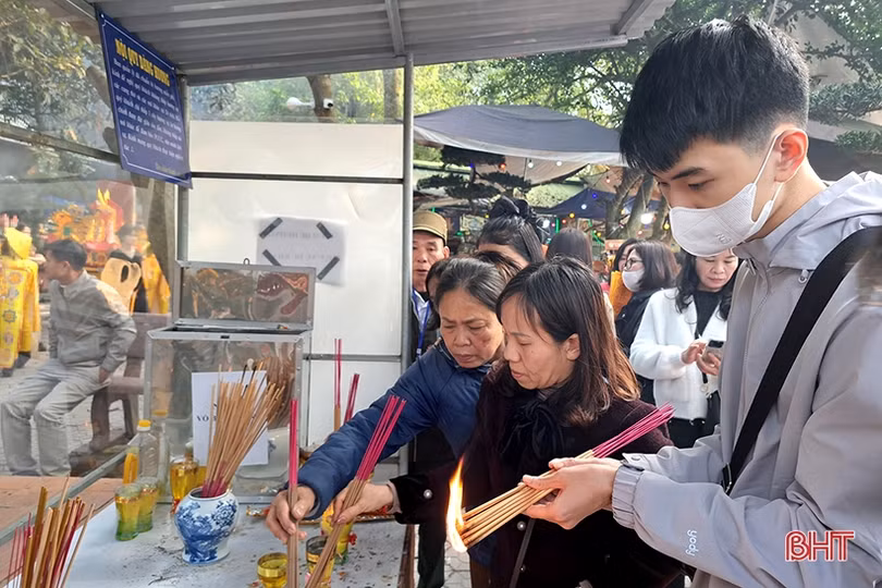 Đền Chợ Củi đón hàng nghìn du khách dâng lễ đầu xuân