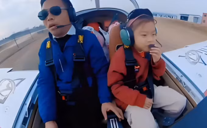 Lái máy bay chở con gái về quê tránh tắc đường