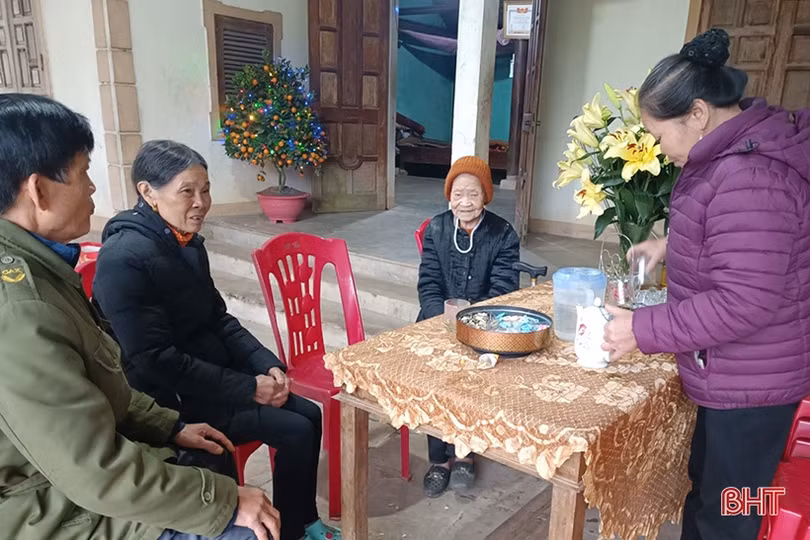 Trang trọng lễ chào cờ ngày đầu năm mới ở Hà Tĩnh