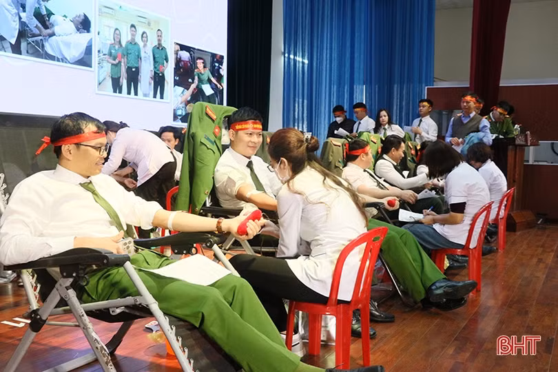 Vinh quang học và làm theo Bác!