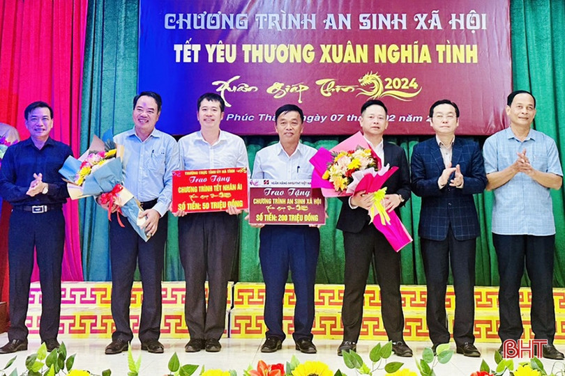 Trao 250 triệu đồng tại “Tết yêu thương - Xuân nghĩa tình” ở Cẩm Xuyên 
